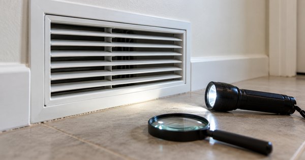 Rejilla de ventilación genérica con linterna y lupa para inspección, imagen ilustrativa